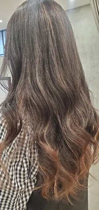 カラー パーマ ロング 儀間 真琴のヘアスタイル