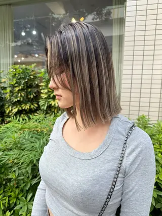 セミロング モモカ/ハイトーン /バレイヤージュのヘアスタイル