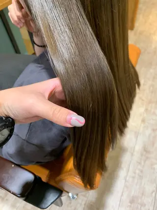 ロング ミルクティーベージュ の魔術師　manaeのヘアスタイル