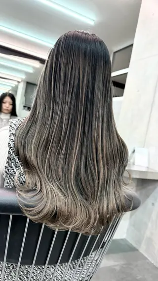ロング カラー LoiLo所属・福岡 舞のヘアスタイル