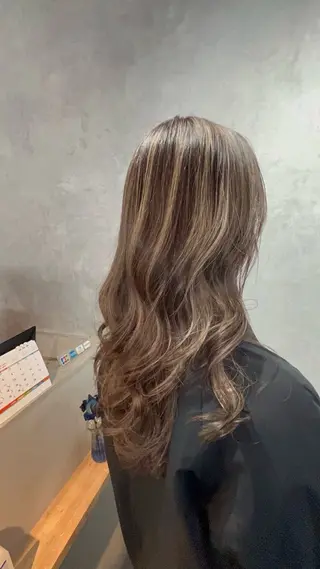 ロング motoトップカラー リスト/ブリーチカラのヘアスタイル