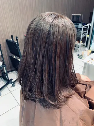 ミディアム カラー アートディレクター 尾内 友美のヘアスタイル