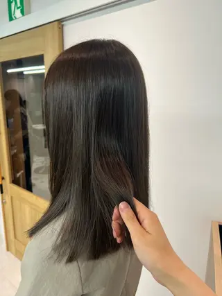 セミロング カラー 小森聖奈 韓国風レイヤーカットのヘアスタイル