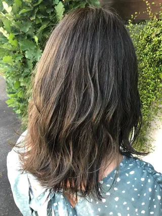 ミディアム カラー DEE okazakiのヘアスタイル