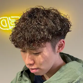 ショート パーマ ヘアアレンジ メンズ 艶カラー の達人のヘアスタイル