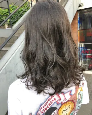 ミディアム カラー THE DAY所属・AKI HASHIMOTOのヘアスタイル