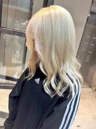 セミロング 🔷ブリーチバレイヤ ージュ🔷飯野達也のヘアスタイル