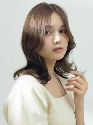 ミディアム カラー 鈴木 空音のヘアスタイル