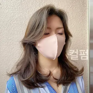 ミディアム カラー SALOWIN 新宿三丁目EAST所属・韓国レイヤー🇰🇷 layercut✂️のヘアスタイル