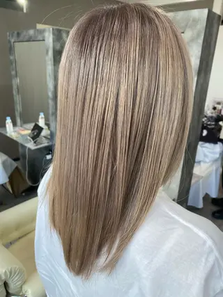 セミロング hair make huit8所属・ハイライト&ブリーチ 💇🏼‍♀MAHOのヘアスタイル