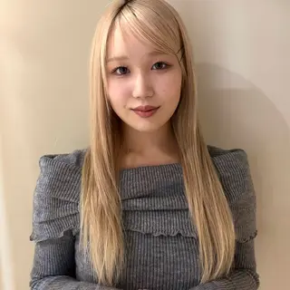 ロング siki所属・ｍｏｍｏ/ ハイトーン/ベージュのヘアスタイル