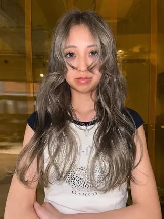 ロング カラー L/MA所属・MIKU /カラー/ハイトーンのヘアスタイル