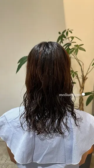 ミディアム パーマ 垣内 奈緒のヘアスタイル