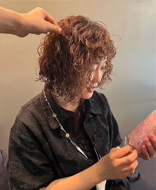 ミディアム パーマ NERO 眞下秋歩のヘアスタイル