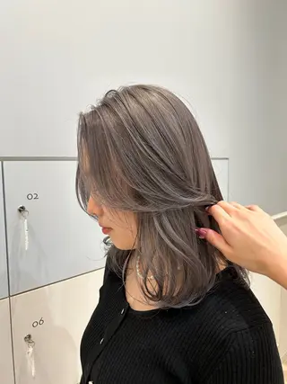 ミディアム カラー 西澤 咲輝のヘアスタイル