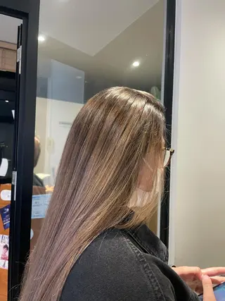 ロング カラー 青木 紗耶のヘアスタイル