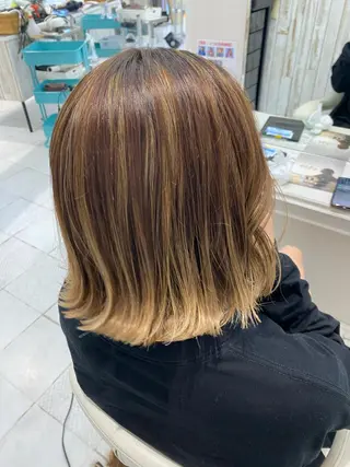 ミディアム 白髪ぼかしハイライト めさきすずなのヘアスタイル