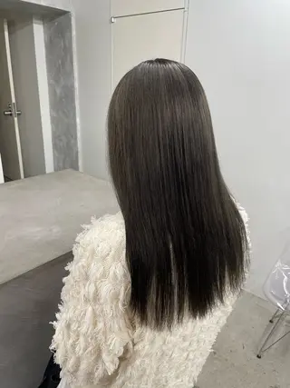 カラー 小出 萌恵のヘアスタイル