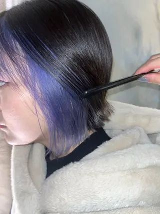 ショート カラー 伊津 綾理彩のヘアスタイル