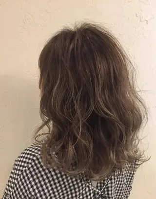 ミディアム カラー 韓国レイヤー外国人風 透明感カラー髪質改善のヘアスタイル