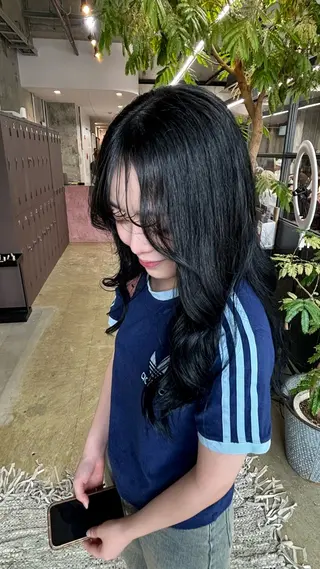 ロング カラー 愛加パーマ・レイヤー ・ピンクカラーのヘアスタイル