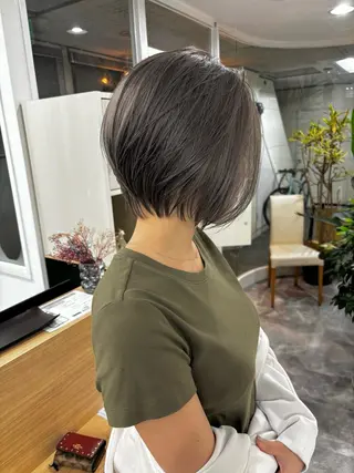 ショート カラー hoNua. 栄/透明感カラーのヘアスタイル