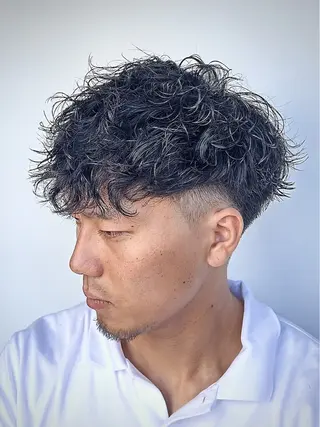 ショート パーマ メンズ 三谷 仁のヘアスタイル