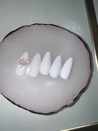 ミディアム on nail 尾張旭三郷店のネイルデザイン