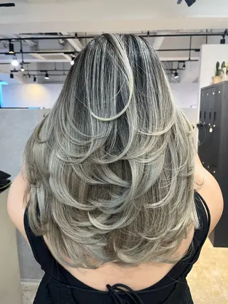 セミロング Merly Osakaのヘアスタイル