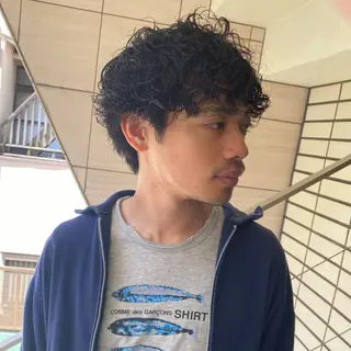 ショート メンズ センターパート/ニ ュアンスパーマのヘアスタイル