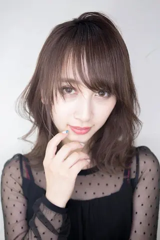 ミディアム カラー ヤナ マネージャーのヘアスタイル