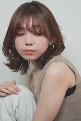 ミディアム カラー Le'a銀座所属・前髪/顔周り /レイヤー/秋山 元のヘアスタイル