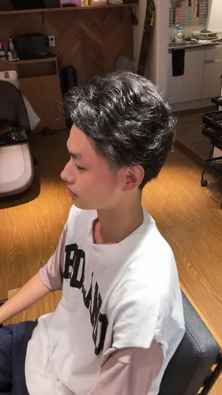 ショート パーマ メンズ 吉田 俊輔のヘアスタイル