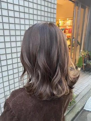 ミディアム 伊東 彩花のヘアスタイル