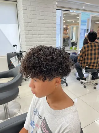 ショート パーマ メンズ フェザーパーマ職人 🪶ryosukeのヘアスタイル