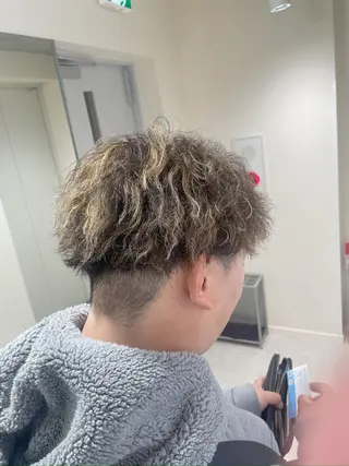 カラー メンズ NaVIユウジ ブリーチカラーのヘアスタイル