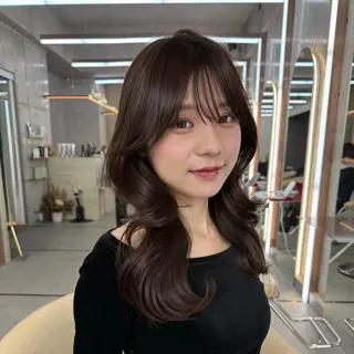 セミロング ハッシュカット|透明 感カラー🩵レイヤーのヘアスタイル