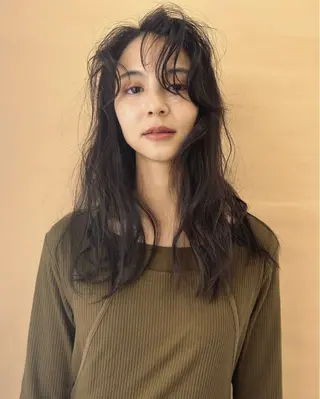 セミロング パーマ Loom.所属・村上雅人 ナチュラルモードのヘアスタイル