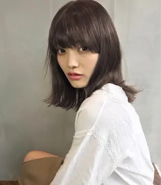 ミディアム カラー レイヤー　べージュ 白石研太のヘアスタイル