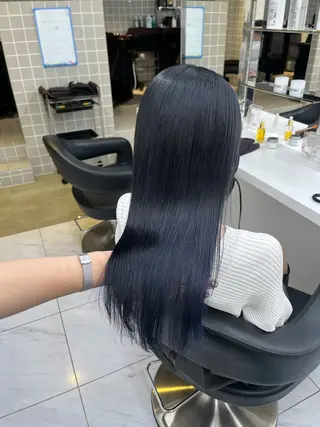 セミロング 寒色＆ブリーチ特化 寒色MiOのヘアスタイル