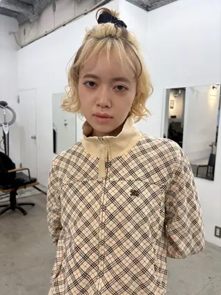 ショート カラー パーマ、ボブ、透明感 カラー、小須田ゆあのヘアスタイル