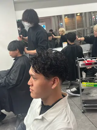 パーマ メンズハイトーン 北斗💍レイヤーのヘアスタイル
