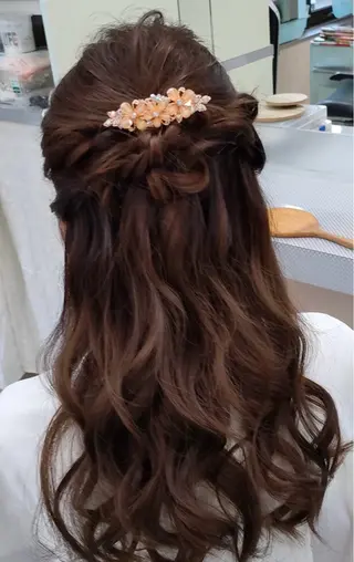 セミロング ヘアアレンジ au美容室所属・au栄矢場町 水素髪質改善Tのヘアスタイル