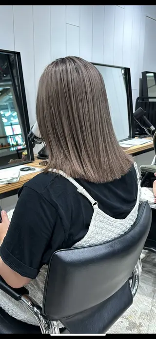 セミロング ブリーチ/ハイトーン /大人バレイヤージュのヘアスタイル