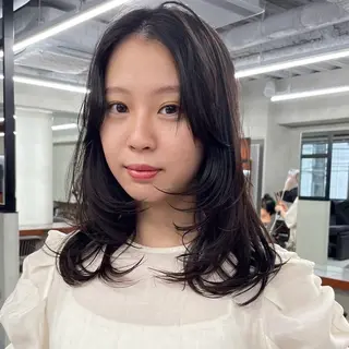 セミロング センターパート /ニュアンスパーマのヘアスタイル