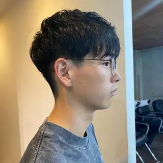 ショート メンズ センターパート/ニ ュアンスパーマのヘアスタイル