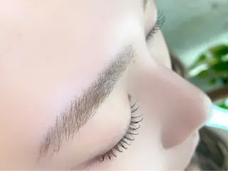 マツエク・マツパ LITMUS HAIR SALON所属・末吉 結衣の眉毛・アイブロウイメージ