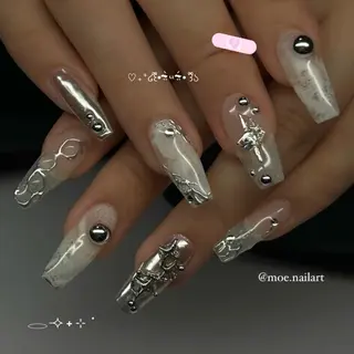 ネイル ⁸ᵃᵖᵖʸ🐝⋆゜ MöEのネイルデザイン