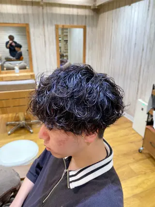 ショート パーマ メンズ 波巻き／ツイスパ／天 王寺／タニオクトモヤのヘアスタイル