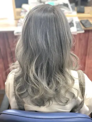 ロング カラー ヤナ マネージャーのヘアスタイル